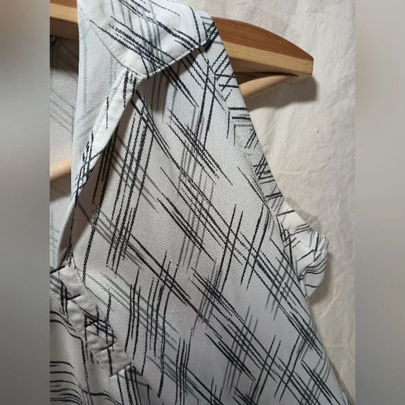 Woman's Callaway sleeveless golf shirt Medium in a cross scratch design ⛳🏌️‍♂️ - Picture 5 of 7